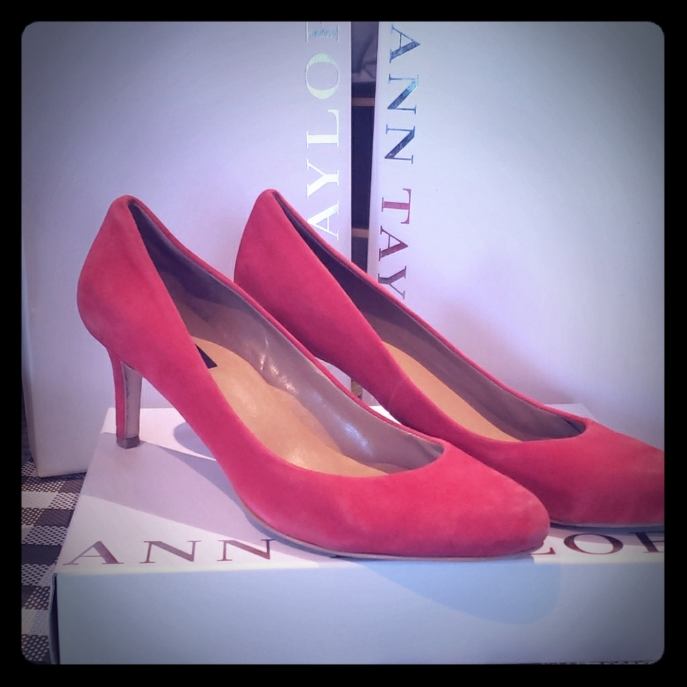 Ann Taylor suede pumps